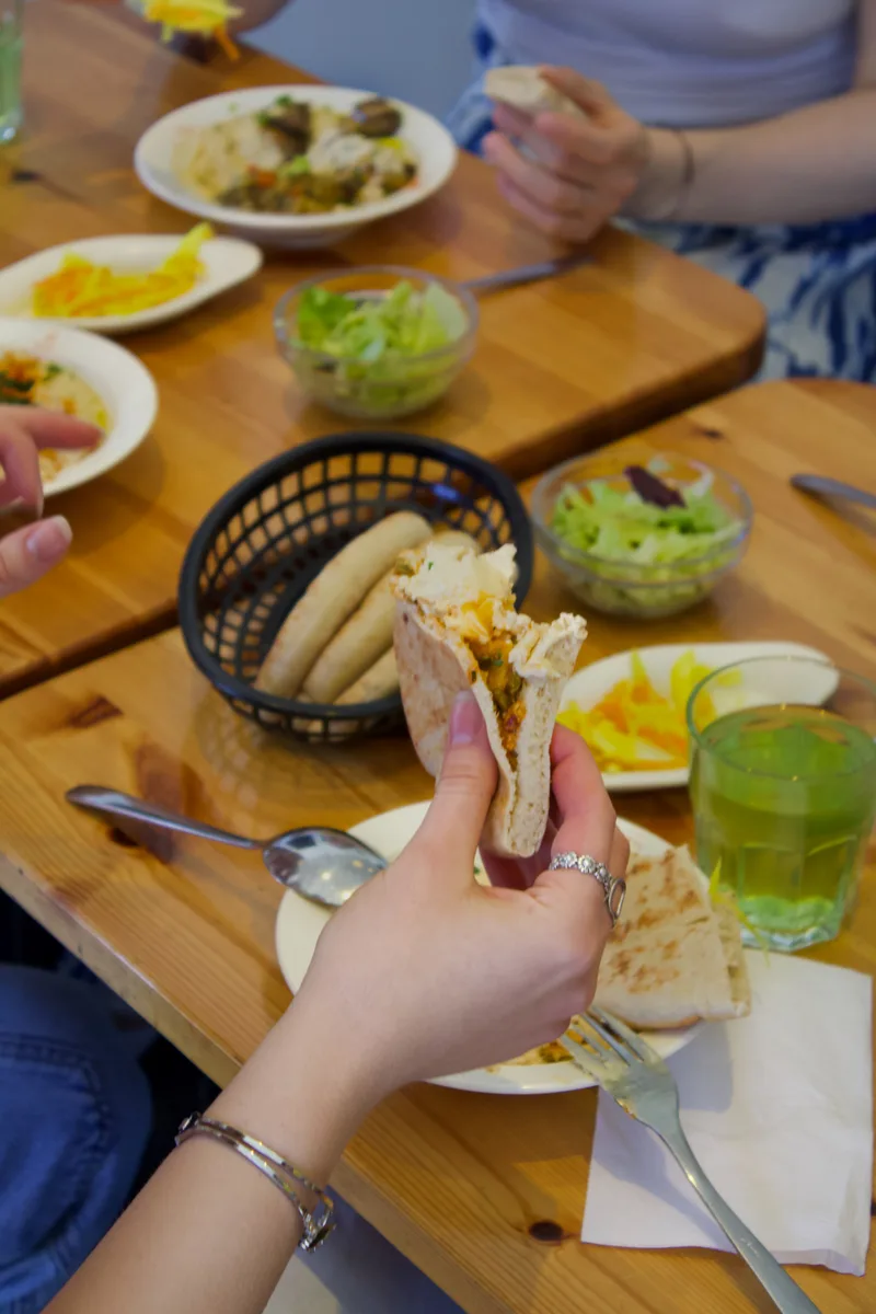 Avslappnad middag med pita och hummus