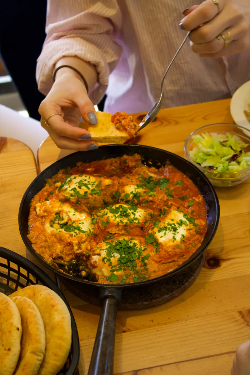 Shakshuka serveras direkt i stekpanna